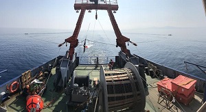 Zwei Scherbretter, eine Signalquelle und 15 Messkabel, die hinter dem Forschungsschiff geschleppt werden: Mit dieser Spezialtechnik wurde ein dreidimensionales Abbild des heute unter der Wasseroberfläche liegenden Vulkans Kolumbo erstellt.  Thies Bartels  Thies Bartels / GEOMAR