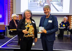 Dr. Angela Weyer freut sich mit Dr. Marc Hudy darüber, dass sich das EXPO-Projekt so eindrucksvoll weiterentwickelt hat.  HAWK