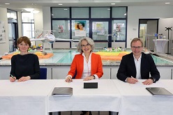 v.l.: Staatssekretärin Susanne Bowen, Staatssekretärin Susanne Henckel, Staatssekretär Guido Wendt  Sabrina Scholz  Ministerium für Wissenschaft, Kultur, Bundes- und Europaangelegenheiten Mecklenburg-Vorpommern