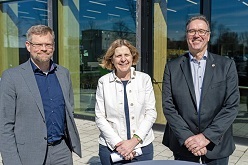 Prof. Dr. Daniela Thrän übergibt den DBFZ-Forschungsbereich „Bioenergiesysteme“ an Dr. René Backes (links) Prof. Dr. Daniela Thrän übergibt den DBFZ-Forschungsbereich „Bioenergiesysteme“ an Dr. René Backes (links)  Paul Trainer / DBFZ