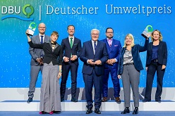 Große Bühne: In einem feierlichen Festakt hat die Deutsche Bundesstiftung Umwelt (DBU) mit Sitz in Osnabrück heute (Sonntag) den diesjährigen Deutschen Umweltpreis in Höhe von gesamt 500.000 Euro in Lübeck vergeben.  Peter Himsel/DBU