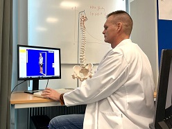 Sensorplatzierung mittels lasergestütztem 3D-Bodyscan durch Prof. Dr. Sven Michel.  Foto: BTU, Titus Martin