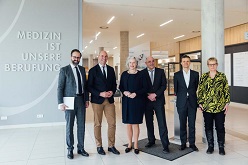 Wissenschaftsminister Sebastian Gemkow, Prof. Florian Lordick, Rektorin Prof. Eva Inés Obergfell, Dekan Prof. Ingo Bechmann, UKL-Vorstand Dr. Robert Jacob und MF-Verwaltungsdirektorin Dr. Kerstin Grätz eröffnen das Zentrum für Personalisierte Medizin.  Christian Hüller  Universität Leipzig