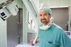 Professor Peter Grimminger und sein Team haben erfolgreich eine Pionierleistung vollbracht: die europaweit erste roboter-assistierte allgemeinchirurgische OP mit dem neu in Europa zugelassenen da Vinci-SP-System.  Thomas Böhm  Universitätsmedizin Mainz /