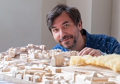 Prof. Mario Tvrtkovic forscht und lehrt an der Hochschule Coburg unter anderem zu Transformation, zu nachhaltigem Städtebau und der Entwicklung von Stadt und Land.  Natalie Schalk  Hochschule Coburg