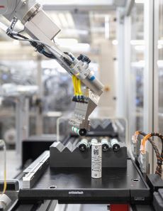 Am Fraunhofer IPA hergestellte Jelly Rolls und zylindrische Batteriezelle © Fraunhofer IPA/Rainer Bez