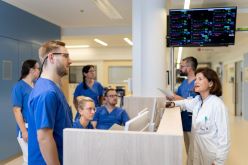 Prof. Thea Koch, Direktorin der Klinik für Anästhesiologie und Intensivtherapie, hat mit ihrem ITS-Team ein Projekt entwickelt, das durch verbesserte Kommunikation für mehr Patientensicherheit sorgen soll. UKD/Kirsten Lassig