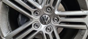 Es läuft nicht mehr rund bei VW. Volkswirt Prof. Dr. Tim Lohse von der Hochschule für Wirtschaft und Recht Berlin sagt in einem Interview, es brauche dringend politische Veränderungen statt Subventionen und eine neue Strategie für die deutsche Industrie. Sylke Schumann Sylke Schumann / HWR Berlin