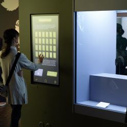 An der interaktiven Touchscreen-Station können Gäste des Varusschlacht-Museums in Bramsche dem Ursprung der Runen auf die Spur kommen. Entwickelt wurde die Anwendung von den Studierenden des Media & Interaction Designs Nicole Tkacev und Michael Eden. Quelle: Henrik Arndt Copyright: Hochschule Osnabrück