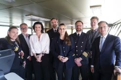 Bundesforschungsministerin Dorothee Bär auf der Brücke der Polarstern Quelle: Barbara Dombrowski Copyright: Alfred-Wegener-Institut