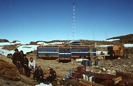 Das erste Überwinterungsteam der Georg-Forster-Station im Eröffnungsjahr 1976, Blick von Nordwest nach Südost. Quelle: Hartwig Gernandt Copyright: Alfred-Wegener-Institut