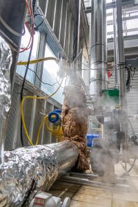 Die Testanlage im Neu-Ulmer Klärwerk Steinhäule entfernt Ammoniak aus Klärschlamm. Dafür wird Wasserdampf in den Sumpf einer Stripping-Kolonne geleitet Quelle: Christine Liebhardt Copyright: Christine Liebhardt / Uni Ulm