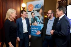 VDI-Direktor Adrian Willig (rechts) im Austausch in Berlin Quelle: Jens Schicke/VDI