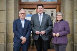 Freuen sich über die gemeinsame Berufung von Prof. Dr. Andreas Stahl (Mitte): Prof. Dr. Frank Ordon, Präsident des Julius Kühn-Instituts (l.), und JLU-Präsidentin Prof. Dr. Katharina Lorenz. Quelle: JLU / Katrina Friese