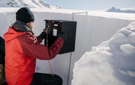 Messen mit Infrarot: Der Prototyp des SnowImagers im Einsatz.  Quelle: Bruno Augsburger