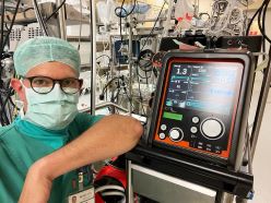 Perfusionisten wie Christian Klüß steuern die Herz-Lungen-Maschine und überwachen wichtige Vitalparameter im Operationssaal  Quelle: (Foto: Christian Klüß, HDZ NRW)