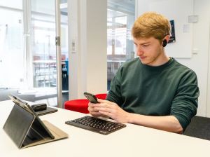 ablet, Handy, Musik hören - alles parallel. So sieht der heutige Alltag bei vielen Menschen aus. Quelle: Hochschule Biberach