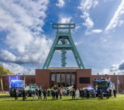 Auf einem Gruppenfoto zeigt das Polizeipräsidium Bochum, was es kann: Unter den vielen Mitarbeiterinnen und Mitarbeitern sind etwa solche der Landesreiterstaffel, der Taucherstaffel oder der Diensthundführerstaffel, außerdem Beamtinnen und Beamte der Motorradstaffel, der Kripo, der Verwaltung und viele weitere. Einige sind unterwegs mit schwerem Gerät, etwa dem gepanzerten Sonderwagen oder dem Wasserwerfer - denn die Polizei ist auch dort für alle Bürgerinnen und Bürger im Einsatz, wo es gefährlich wird.