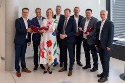 Im Beisein von Sachsen Ministerpräsident Michael Kretschmer wurde am Uniklinikum Dresden heute eine Absichtserklärung für eine intensivere Zusammenarbeit der beiden Krebszentren des Uniklinikums Dresden und des Klinikums Chemnitz unterzeichnet. UKD/Michael Kretzschmar