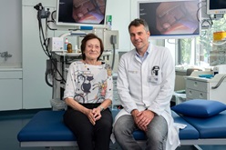 Prof. Marius Distler konnte den Tumor im Darm von Marita Grellmann mithilfe des OP-Roboters HUGO schonend entfernen. UKD/Michael Kretzschmar