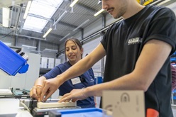 Studentin Betül Mamuk beim Fotolaser.  HHN
