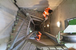 Abstieg in den Tunnel. Die steile Wendeltreppe führt zehn Meter bis zum Beginn des Tunnels.