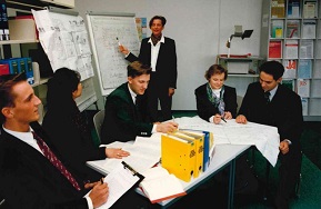 Als die Hochschulabteilung Recklinghausen 1995 den Lehrbetrieb aufnahm, nutzte sie noch Räume in einem Büro- und Geschäftsturm am Kaiserwall in der City von Recklinghausen.  Foto: WH/Hanno Trebstein