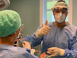 Arzt Dr. Oliver Mick vom HNO-Zentrum Oldenburger Münsterland in Cloppenburg zeigt sich während einer OP mit dem neuen Face Shield hoch zufrieden.  Foto: HNO Zentrum Oldenburger Münsterland