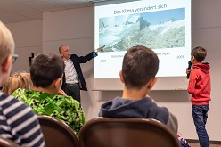 Auch zwei vierte Klassen der Gertrudisschule besuchten das Wetterstudio