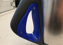 Nach dem Ausdruck aus dem 3D-Drucker wurde das blaue Hilfsmittel zur Erweiterung des Griffs an dem Topf angebracht.  Lisa Preissner