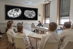 In Tumorboards besprechen Spezialisten verschiedener Fachrichtungen die bestmögliche Behandlung für jeden einzelnen Patienten. Uniklinikum Dresden/Gabriele Bellmann