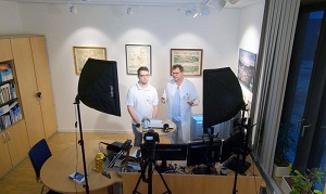 Christian Kühnel (links) und PD Dr. Martin Freesmeyer bei der Aufnahme eines Lehrvideos.  Foto: UKJ