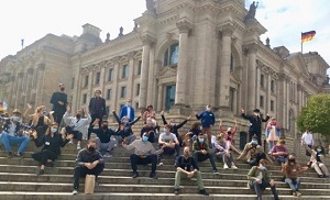 Die Generation Grenzenlos 2020 vor dem Reichstag (Foto: Hertie-Stiftung) 