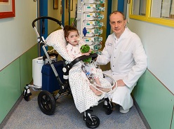 Dr. Eugen Sandica mit seiner Patientin Barbare (5) (Marcel Mompour).