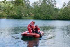 Gemeinsam mit der Wasserwacht zeigen die Projektbeteiligten am Baggersee in Hersbruck, wie das KI-System in realen Einsatzsituationen funktioniert: Die Einsatzkräfte bergen eine Sonarübungspuppe. Quelle: Doris Keßler