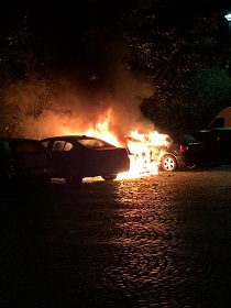 Pkw gerät aus unbekannten Gründen in Brand