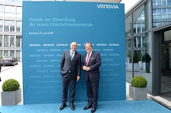 Armin Laschet, Ministerpräsident des Landes Nordhrein-Westfalen, und Rolf Buch, Vorsitzender des Vorstands der Vonovia SE, bei der Eröffnung der neuen Zentrale in Bochum