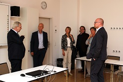 Parlamentarischer Staatssekretär Klaus Kaiser, kommissarischer VHS-Direktor Volker Heckner, Referatsleiterin Heike Maschner, Prof. Dr. Hans-Ulrich Baumgarten, stellvertretende VHS-Direktorin Barbara Aldag und OB Sören Link beim Rundgang durch die VHS Duisburg