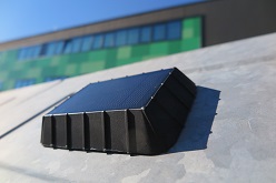Etwa so groß wie eine Zigarettenschachtel ist der Sensor, der den Füllstand an den Glascontainern messen kann. Der vom Bochumer Startup Zolitron Technology GmbH entwickelte Sensor ist wartungsfrei und sammelt die benötigte Energie über eine Fotozelle.