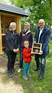 Susanne Breidenbach und Dorothee Zschocke mit Sohn Anton von Kants Gärtnern überreichten Oberbürgermeister Sören Link ein Insektenhotel