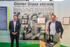 Museumsdirektor Manuel Neukirchner (r.) und Dr. Jörg-Philipp Thomsa, Leiter des Günter Grass-Hauses, bei der Eröffnung. 