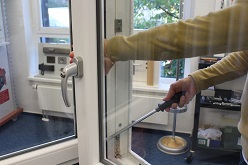 Kriminalhauptkommissar Olaf Rauscher zeigte am gestrigen Sonntag im Ausstellungsraum des Polizeipräsidiums Bochum, wie leicht Einbrecher ungesicherte Fenster aufhebeln können. (Symbolfoto: Polizeipräsidium Bochum)