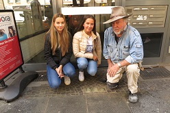 Die USB-Auszubildenden Kimberly Lorenz und Carina Lauria mit dem Künstler Gunter Demnig bei der Verlegung der Stoplersteine am Südring 21 für die Familie Hirschberger. Bilder: USB