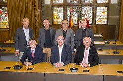 (v.l.n.r.)  Volker Heckner, kommissarischer VHS-Leiter, Michael Rademacher-Dubbick,  Geschäftsführender Gesellschafter von Krohne Messtechnik, Studio 47-Chefredakteur Sascha Devigne, Oberbürgermeister Sören Link, Josip Sosic, Fachbereichsleiter Politik bei der VHS, Beigeordbeter Thomas Krützberg und Andreas Vanek, Pressesprecher der Sparkasse Duisburg