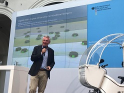 Prof. ten Hompel im BMVI bei der Präsentation seines Logistikkonzepts für die Zukunft.  wuermser.communications