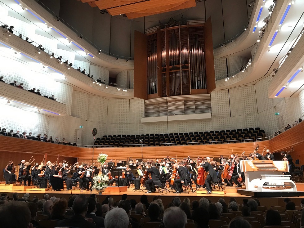 Das Orchester auf der Konzertbühne Foto Claudine Mensch