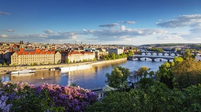 Die Moldau wird in ihrem Lauf durch Prag von insgesamt 15 Brücken überspannt
