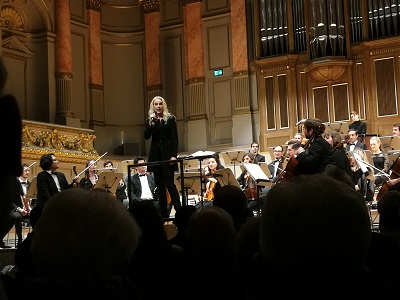 Dirigentin Lena-Lisa Wüstendörfer begrüsst das Publikum