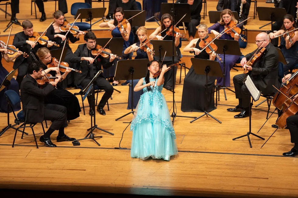 Leia Zhu und die Festival Strings beim gemeinsamen Konzert am Donnerstagabend im KKL Luzern Foto Fabrice Umiglia