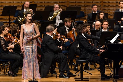 Sopranistin Chen Reiss, Pianist Martin Helmchen und das Luzerner Sinfonieorchester Fotp Philipp Schmidli